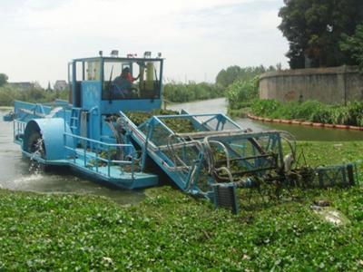 Cosechadora de malezas y algas en Kunming, China