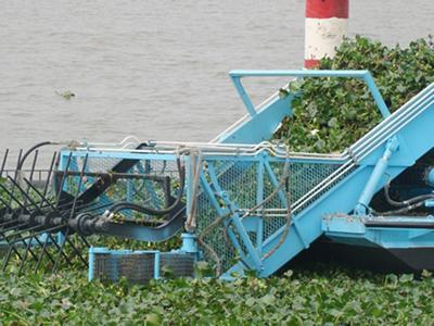 Cosechadora de malezas y algas en Kunming, China