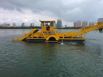 Barco para limpieza de ríos en Hunan, China