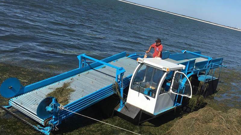   Barco recolector de basura y residuos en Sudamérica