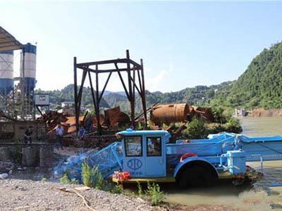  Barco recolector de basura y residuos en el condado de Sangzhi