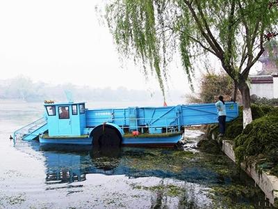 Barco recolector de plantas acuáticas 