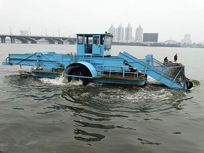 Cosechadora de malezas y plantas acuáticas en Zhanghe Reservoir, China